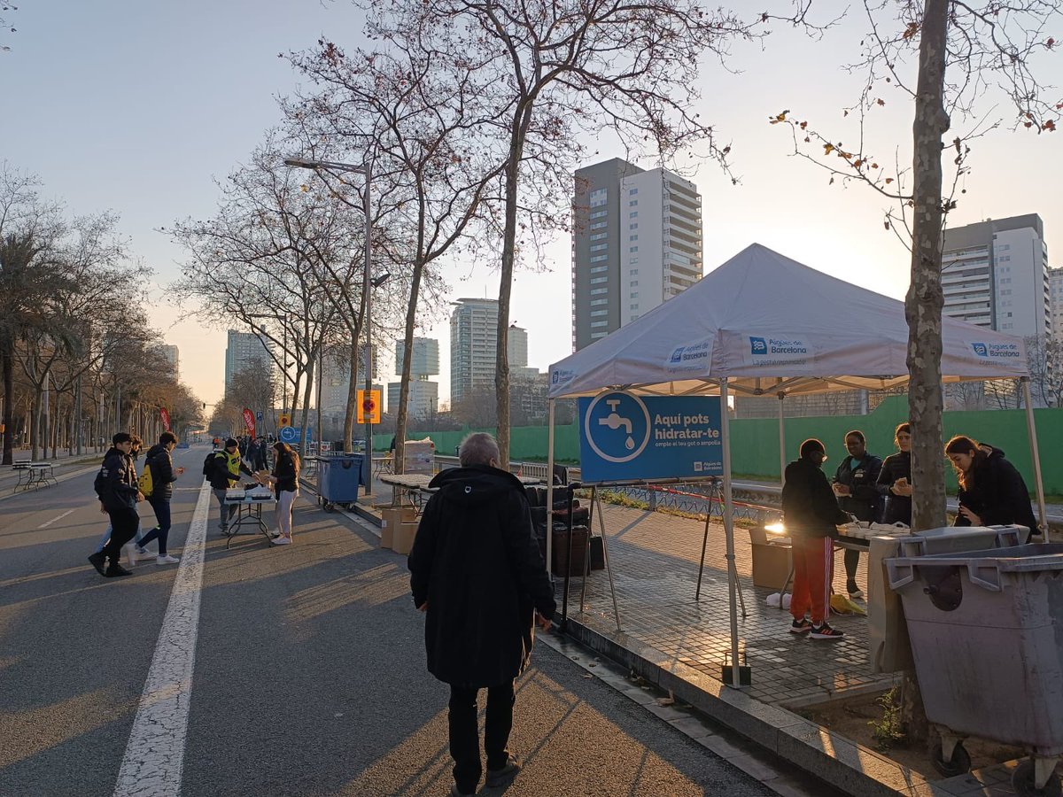 FelipeCamposlh's tweet photo. 🏃♀️Avui milers de persones s’han posat un dorsal i unes vambes i han participat en la @mitjabarcelona
Una forma immillorable de gaudir de la ciutat de #Barcelona i de l’esport.
🚰@aiguesbcnclient hi ha contribuït amb els seus punts d’avituallament sostenible.
#TimeToBeTheFirst https://t.co/eO6LOQE3rp