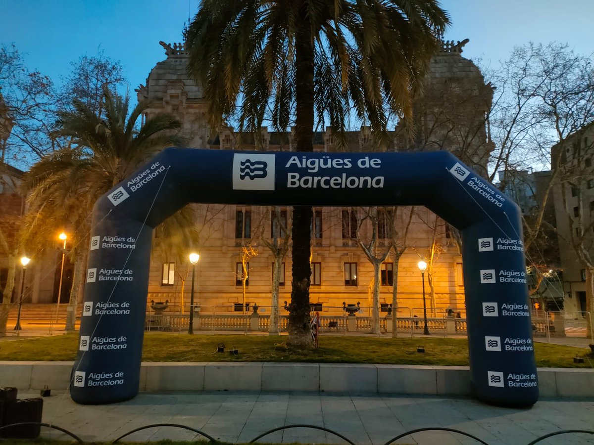 FelipeCamposlh's tweet photo. 🏃♀️Avui milers de persones s’han posat un dorsal i unes vambes i han participat en la @mitjabarcelona
Una forma immillorable de gaudir de la ciutat de #Barcelona i de l’esport.
🚰@aiguesbcnclient hi ha contribuït amb els seus punts d’avituallament sostenible.
#TimeToBeTheFirst https://t.co/eO6LOQE3rp