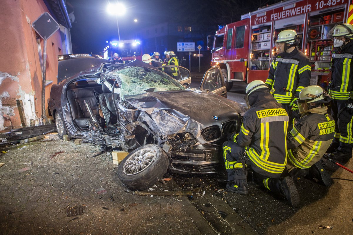 Schwerer #Unfall in Buxtehude - #BMW kracht am Samstagabend gegen Haus – vier junge Insassen zum Teil in #Lebensgefahr – #Feuerwehr und #Rettungsdienst im Großeinsatz

FOTOS: BlaulichtNews