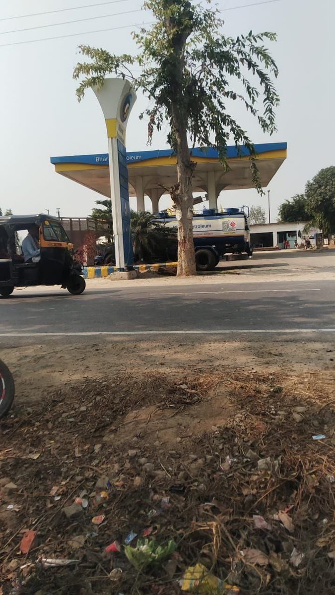 ashwaniattrish's tweet photo. 228
@BPCLimited And when you don’t want to adhere to the Legal Mandate, you create monsters that are difficult to cage and reign as it can be seen here - @BpclretailV Morons are at it - The Deviant TT is made to be parked at an RO than the Depot as directed - Who cares @cmdbpcl ? https://t.co/i022erCOpA