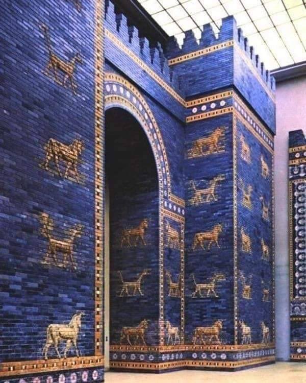 AliciaMimundo's tweet photo. La Puerta de Ishtar fue construida durante el reinado de Nabucodonosor II alrededor del año 575 a.C. en su plan de embellecimiento de la ciudad. Era la 8ª puerta y entrada principal de la ciudad de Babilonia (Irak).

La reconstrucción está en el Museo de Pérgamo de Berlín. https://t.co/MHr90zBRyG