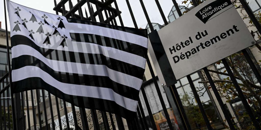 Le_NouvelObs's tweet photo. Loire-Atlantique : cette lettre sur le drapeau breton qui rallume le débat sur la réunification https://t.co/Ygux5G7xfY https://t.co/dRsaTrGwcA