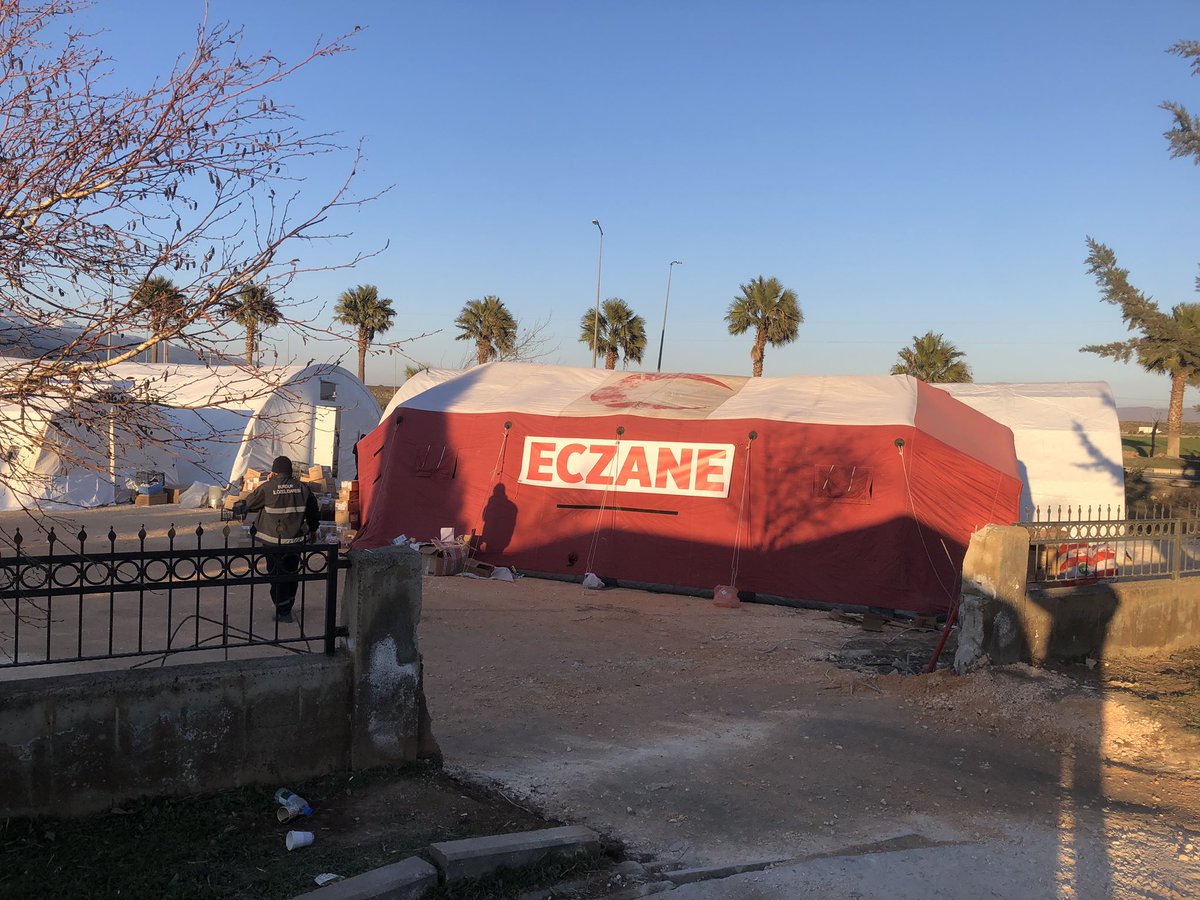 Sırası olmayabilir, ama söylemek lazım!
Eczacı ve örgütü hiç bir talep yokken, sağlık meslek odası sorumluluğuyla, 26 noktada sahra eczaneleri kurdu.
Hem de finansı devlette olan hizmetin bu boyutunu da üstlenerek. 
Toplum yapılan işin farkında ve hakkını veriyor.