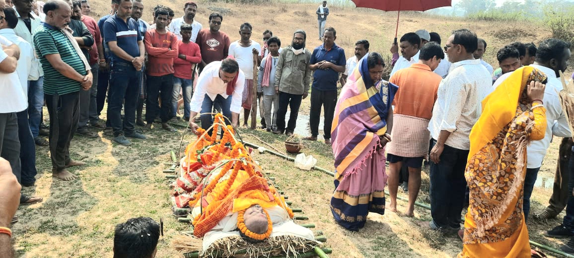 SudeshMahtoAJSU's tweet photo. अंतिम जोहार किशोर दा!

निःशब्द हूं, स्तब्ध हूं, मर्माहत हूं। आपका यूं असमय चले जाना असहनीय एवं अकल्पनीय है।

भावपूर्ण श्रद्धांजलि। https://t.co/j25EwcF0oV