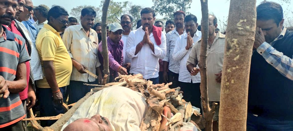 SudeshMahtoAJSU's tweet photo. अंतिम जोहार किशोर दा!

निःशब्द हूं, स्तब्ध हूं, मर्माहत हूं। आपका यूं असमय चले जाना असहनीय एवं अकल्पनीय है।

भावपूर्ण श्रद्धांजलि। https://t.co/j25EwcF0oV
