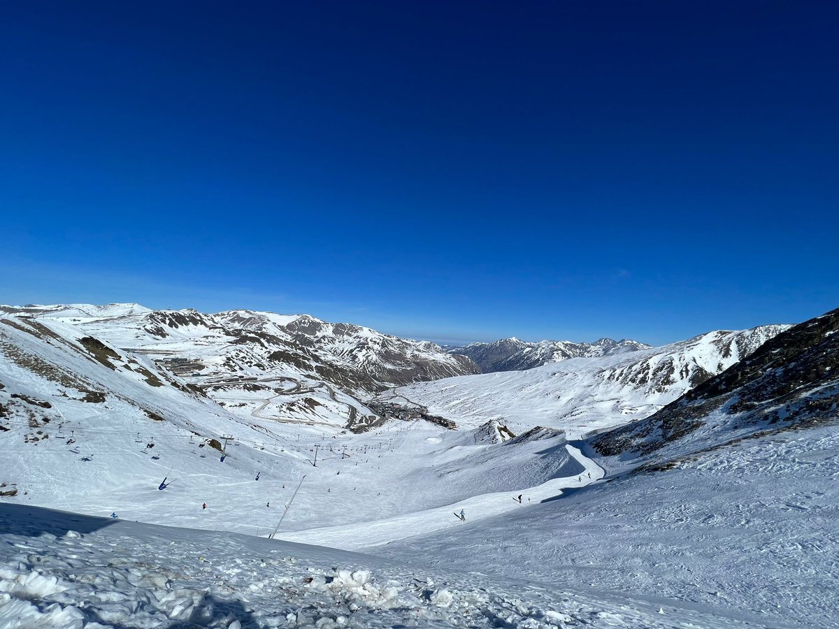 RyanGTitley's tweet photo. 🏂⛷️🌨️ = ❤️🌍💔
I love skiing, ⛷️ but the climate impact is hard to ignore. With rising temperatures and snowfall decreasing, do we need to rethink our winter sports and find more sustainable options? #SkiingImpact #ClimateAction 🌎💚 https://t.co/coum3gh3es