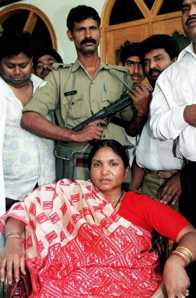 Caste-based hatred propaganda, misinformation about Bandit #PhoolanDevi is being circulated. How image of a notorious bandit of #Chambal getting redefined by #Dalit Propaganda eco system and established as a lower caste's role model.(1/20) Know the truth-- A must read Thread