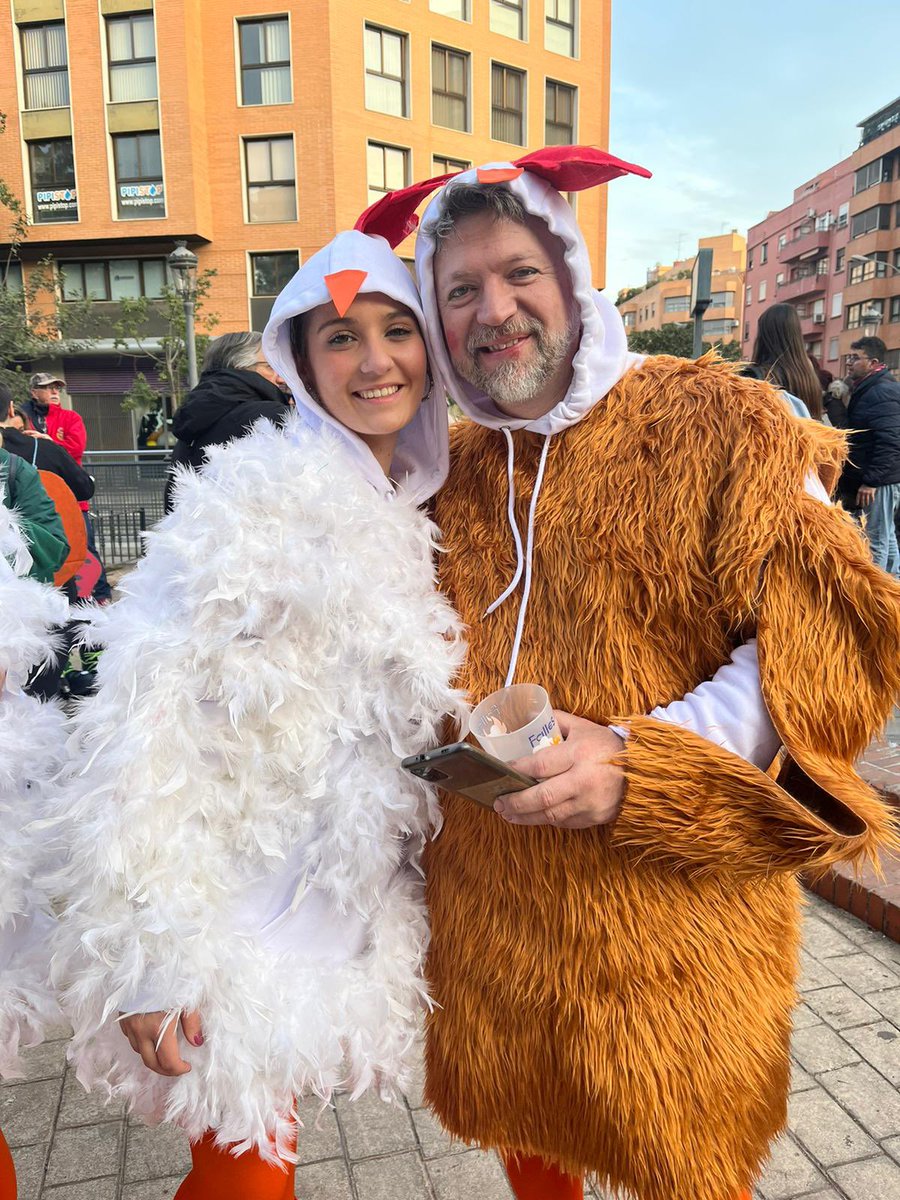 FallaPlazaJesus's tweet photo. Ahir els nostres infantils, acompanyats de Paula, Toni i Guillem, van gaudir de la tradicional cavalcada de disfresses de l'agrupació @mercatjesus , un any més el van passar en gran! 🐔🥳🍾🎈
#cavalcada #quasifalles #infinitats https://t.co/QnEmQ5Bz1X