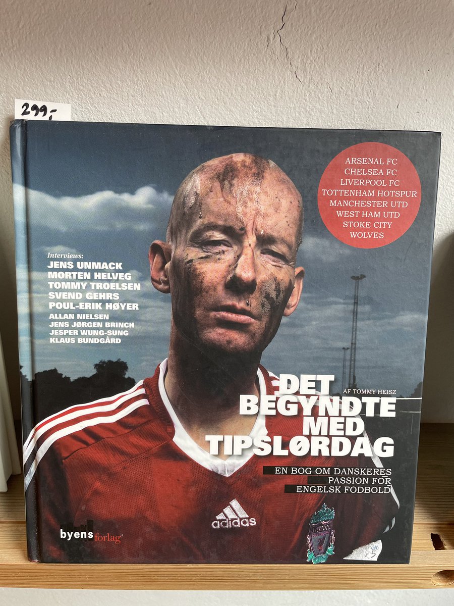 SebStanbury's tweet photo. “Don’t judge a book by it’s cover,” siges det, men det her er nu en af de bedste forsider på en dansk fodboldbog - og så er den i øvrigt glimrende, når man åbner og begynder at læse. #boldogbøger https://t.co/7SgZ8mcTy7