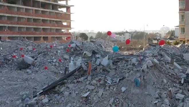 Hatay'da yıkılan bir anaokulunun enkazına balonlar bağlandı.