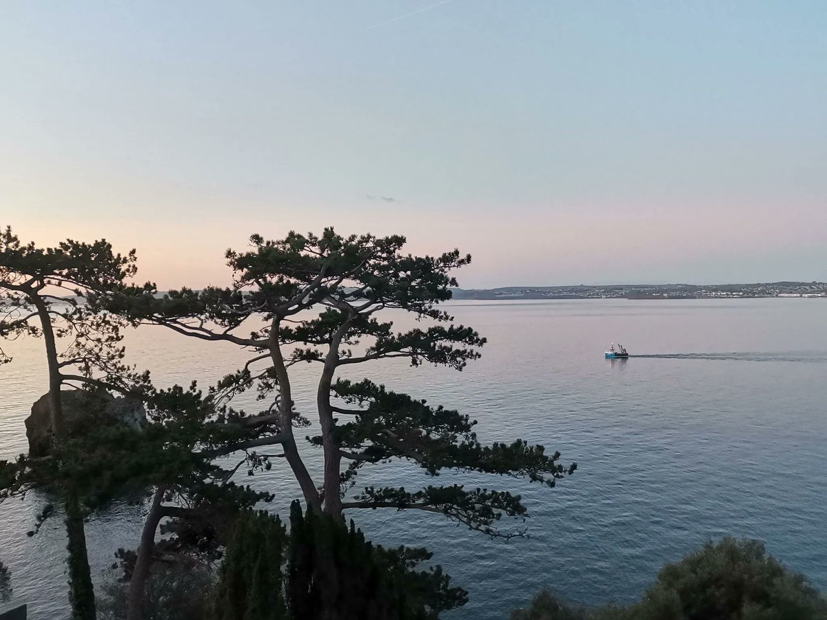 Happy Sunday everyone!

Waking up to a view like this is amazing! 😍 
There is still availability for our Sparkling Seaside offer in some dates, until the 31st of March.
And whilst you are here why not make it spa weekend?

Visit buff.ly/2N120Gj for our latest offers!