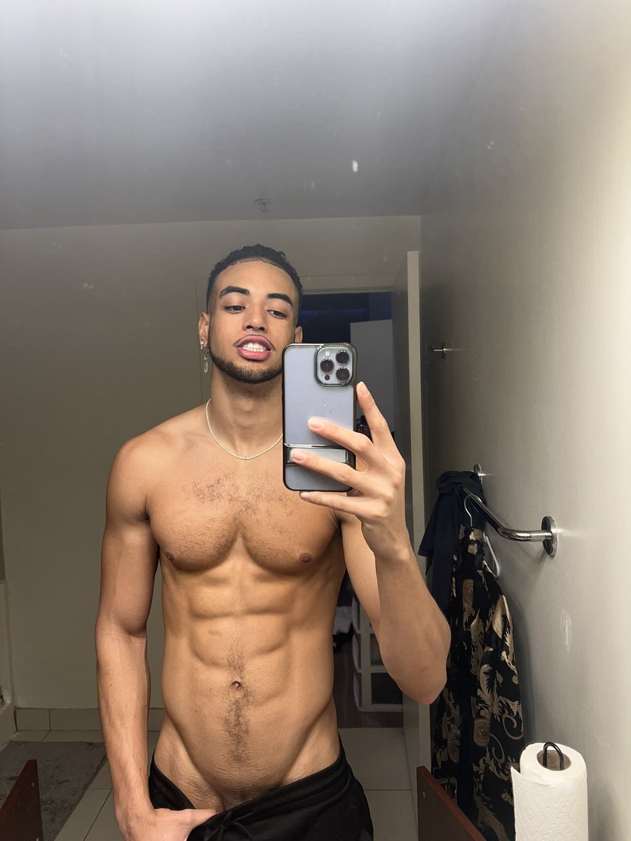 daylanthealien's tweet photo. 😬 https://t.co/4NBQyIeowf