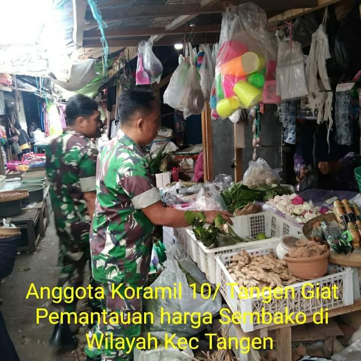 Anggota Koramil 10/Tangen melaksanakan kegiatan pendataan harga sembako di pasar janglot Kecamatan Tangen