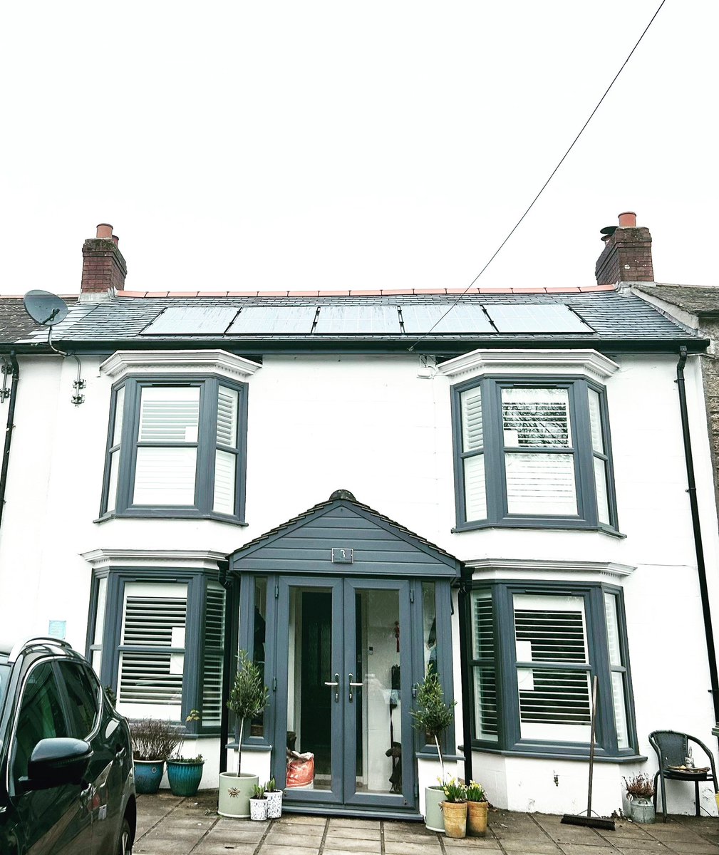 cornishbeachy's tweet photo. Roof &amp; solar panels in situ! #greyandwhitehouse #cornwall #cornishcapers https://t.co/sTdz69UQAz