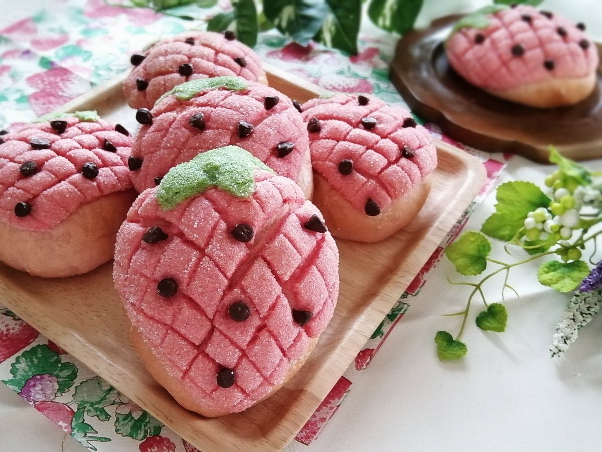 YuuhiMelt's tweet photo. いちごメロンパンを作りました🍓

今日は弟夫婦が遊びに来てて、うちで🍓パーティーをしたので、それに合わせて焼きました💖
中はいちご粒ジャムとホイップクリーム入りです😍
カロリーしか勝たん！

#こねりん部 https://t.co/JyKFMWA2pM
