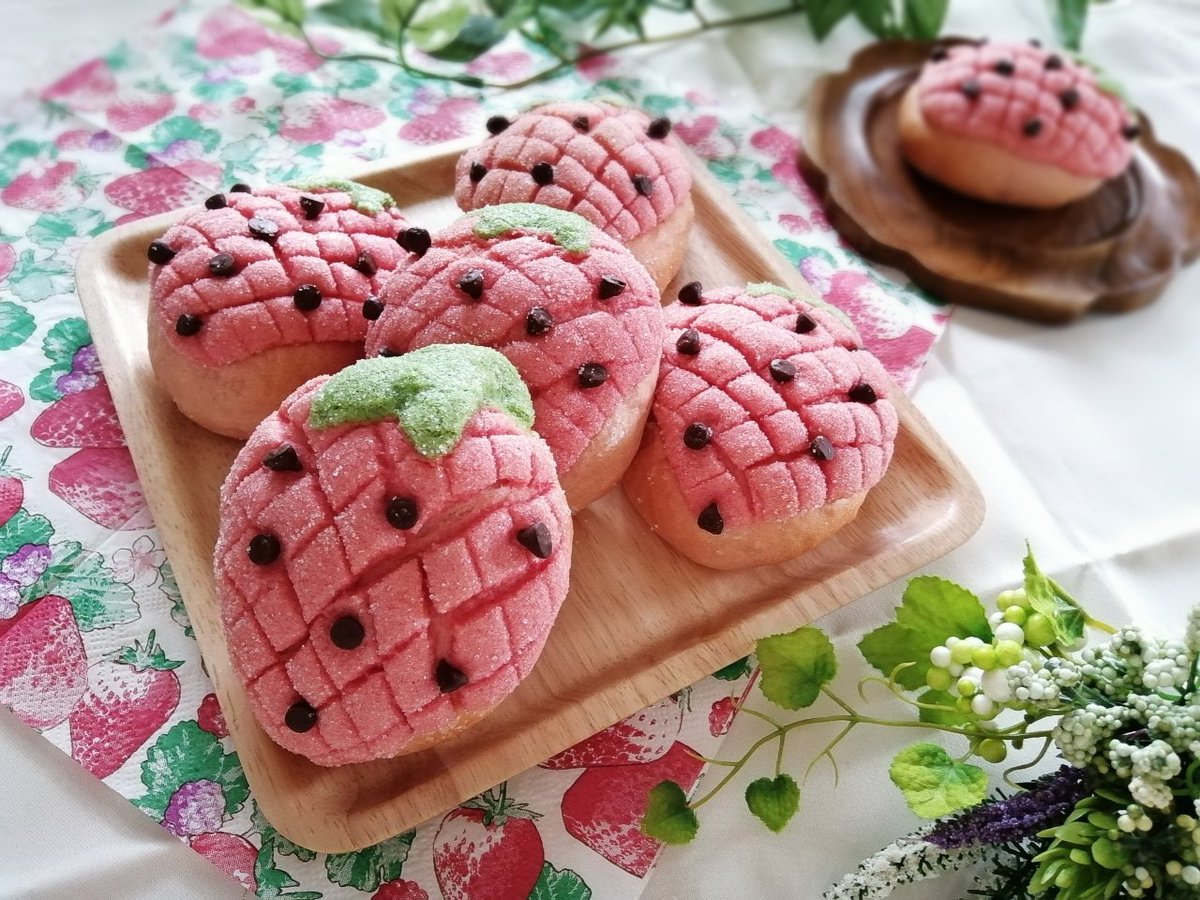 YuuhiMelt's tweet photo. いちごメロンパンを作りました🍓

今日は弟夫婦が遊びに来てて、うちで🍓パーティーをしたので、それに合わせて焼きました💖
中はいちご粒ジャムとホイップクリーム入りです😍
カロリーしか勝たん！

#こねりん部 https://t.co/JyKFMWA2pM