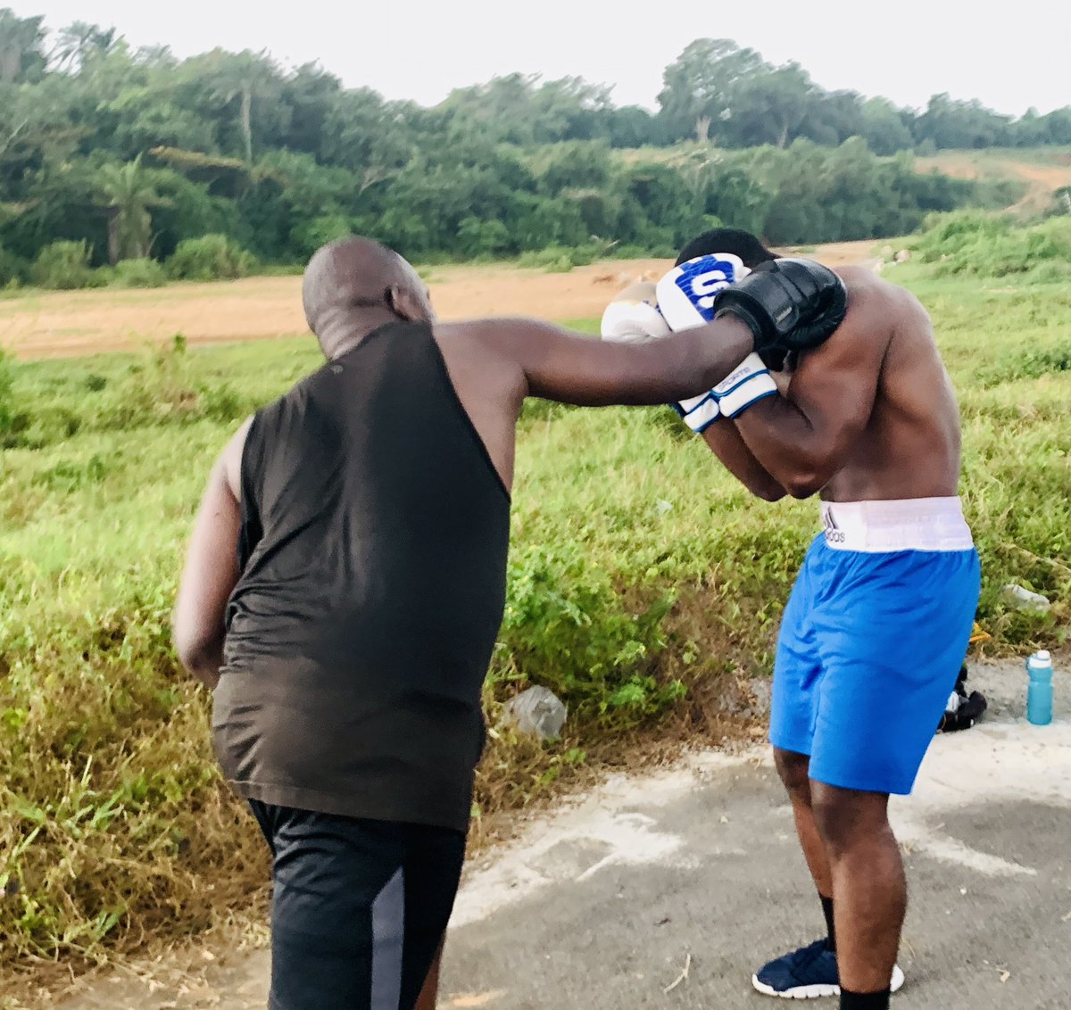 Lebouathguy's tweet image. 👇🏾👇🏾👇🏾👇🏾👇🏾
Intéressés par les cours de
Fitness/Boxe anglaise/
Boxe thaïlandaise/Kick boxing ? 
contactez nous au +225 07 47 06 19 11
BERSERKER GYM réveille le guerrier en toi
#nakmuay #shadowboxing #ongbak #highkick #lowkick 
#thaiboxing #boxingtraining #muaythai  #bingerville