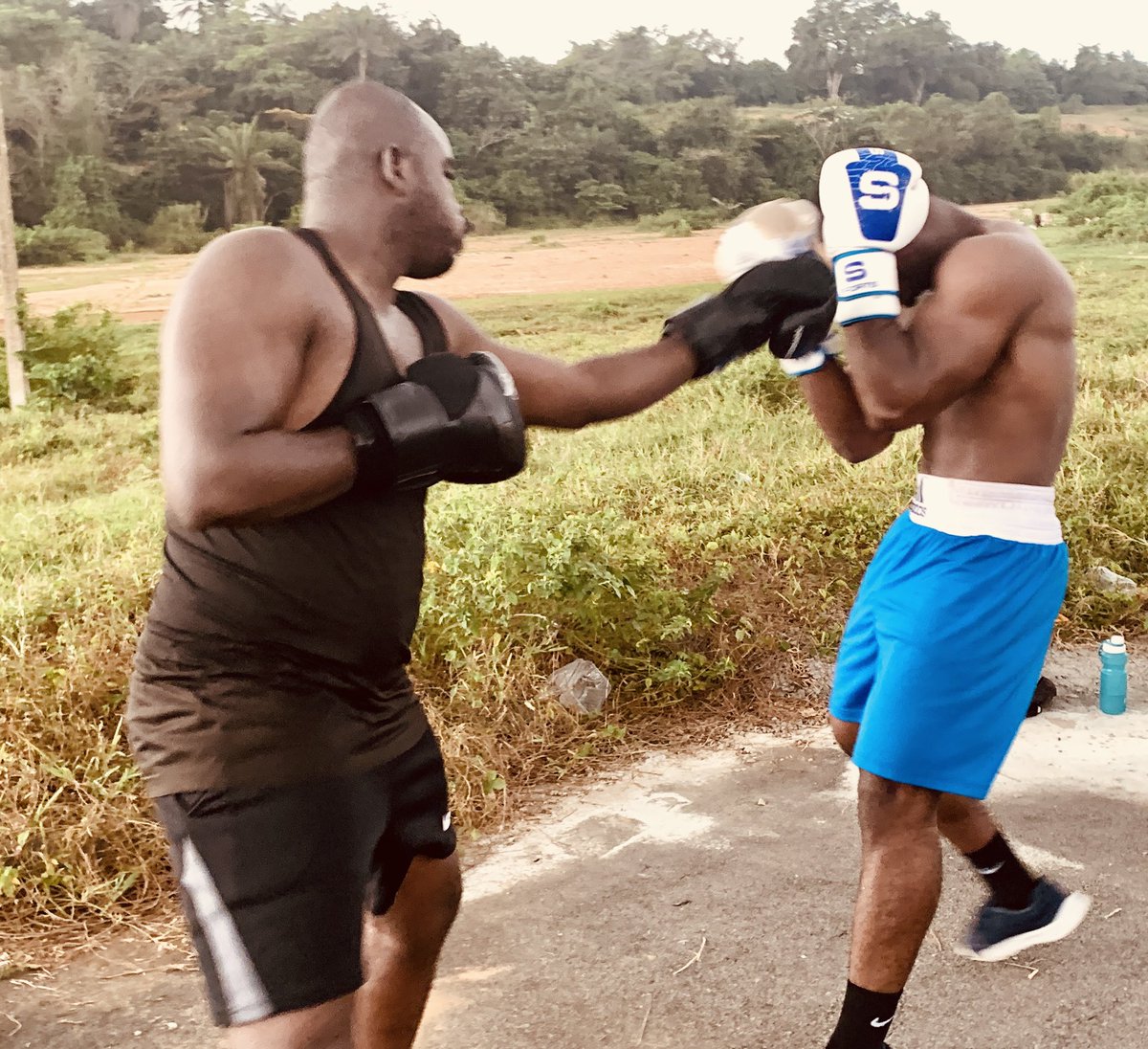 Lebouathguy's tweet image. 👇🏾👇🏾👇🏾👇🏾👇🏾
Intéressés par les cours de
Fitness/Boxe anglaise/
Boxe thaïlandaise/Kick boxing ? 
contactez nous au +225 07 47 06 19 11
BERSERKER GYM réveille le guerrier en toi
#nakmuay #shadowboxing #ongbak #highkick #lowkick 
#thaiboxing #boxingtraining #muaythai  #bingerville
