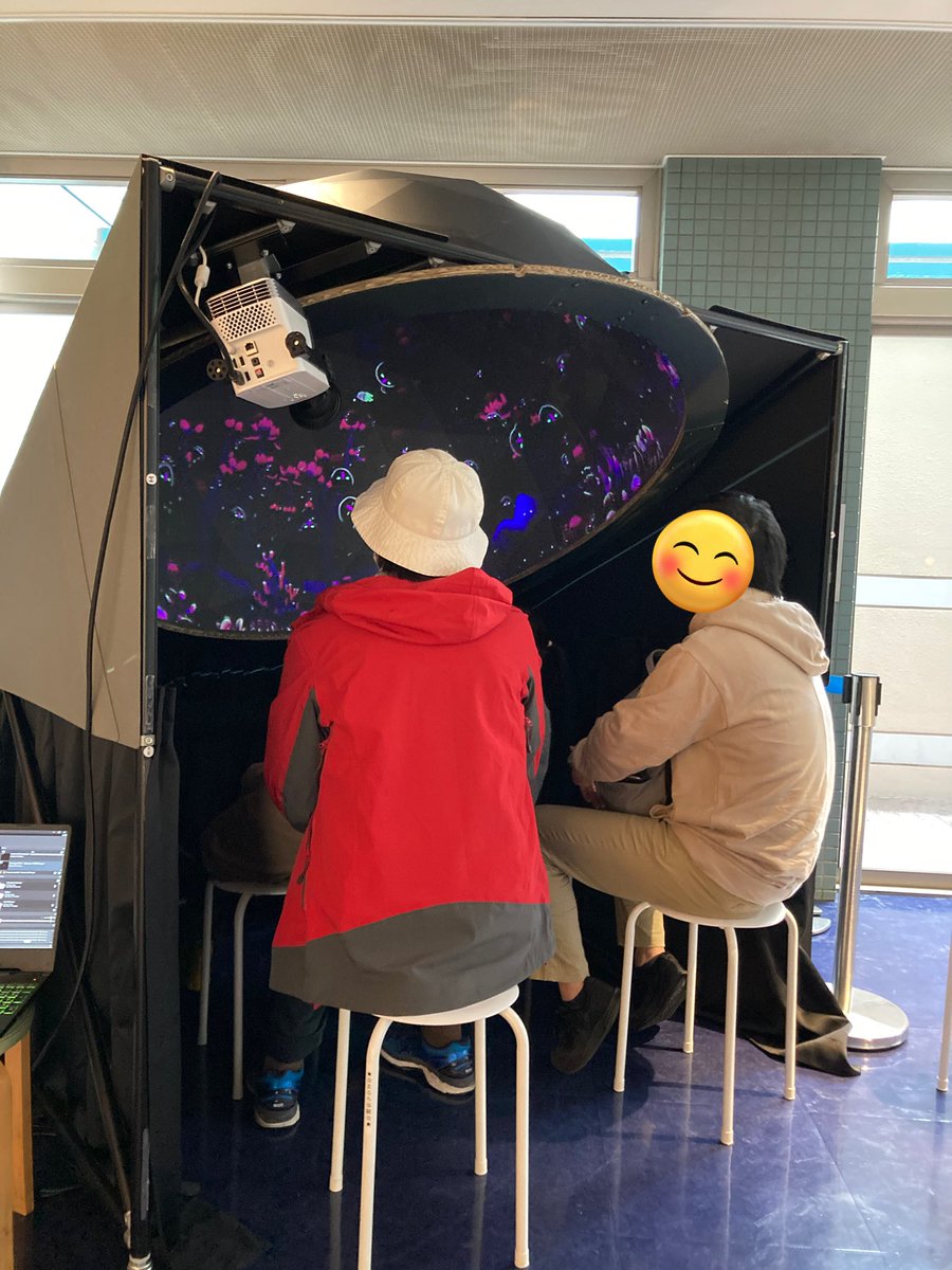 toshi_yasuda's tweet photo. 昨日今日でたくさんの地域の子どもたちに見てもらえたのは嬉しかったです。
子どもたちが吸い寄せられてくるように #ペーパードーム の中を覗きにきてくれました。
「これなーにー?」と無邪気に訊かれこちらも丁寧に説明していました。#IFSV #ドームフェスタ2023 https://t.co/ledXG8C5Rg