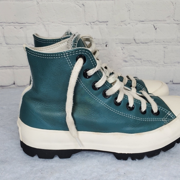 LilysShoes's tweet photo. So good I had to share! Check out all the items I'm loving on @Poshmarkapp #poshmark #fashion #style #shopmycloset #stuartweitzman #converse #dockers: https://t.co/LqSUaTZ4XS https://t.co/YAulzmBcg6