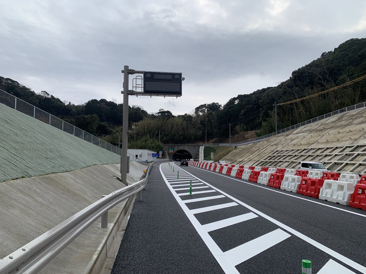 昨日、一部開通した西彼杵道路(日並IC-時津IC間3.4km)を通ってみました。時津の渋滞緩和に期待されます。