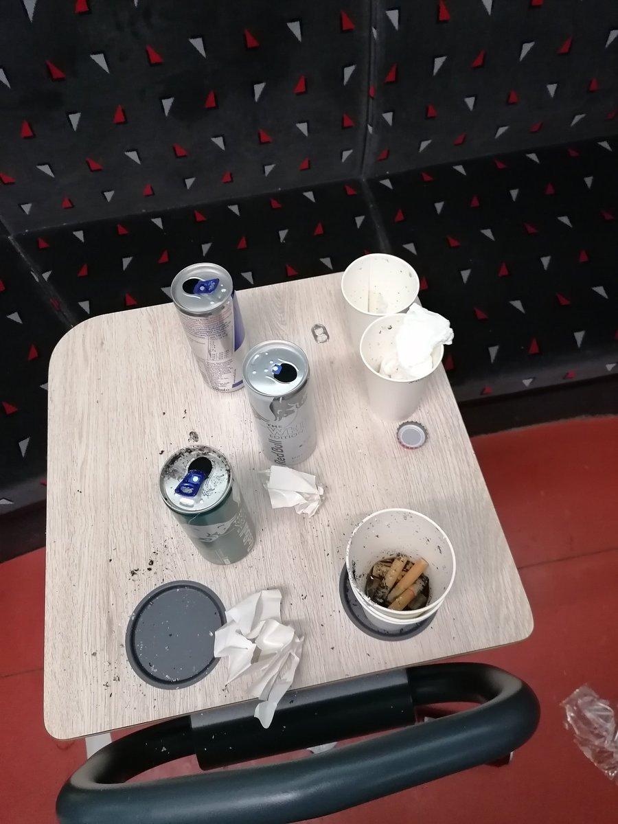 hummeldum's tweet photo. @RBLeipzig Kann man sich nach verlassen des Stadions auf der Rückreise dann auch mal wieder zivilisiert benehmen und nicht andere noch belästigen und in mitleidenschaft ziehen? Wer kommt für das alles auf? #RBLeipzig #chaoten #königfussballdarfalles https://t.co/p4KJrdHTmx