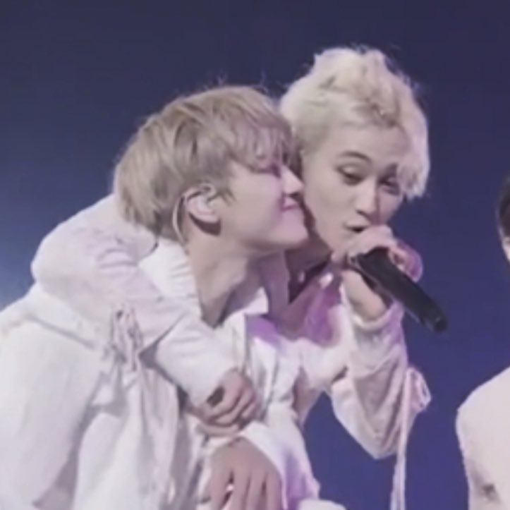 jaezeni's tweet photo. jaemin’s nth attempt to kiss mark lmaohsjsjs https://t.co/P5rHNQRz4A