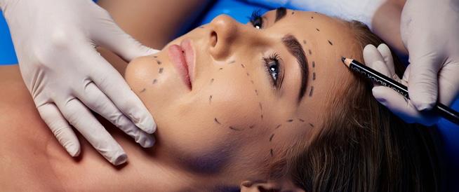 ما هي اضرار عمليات التجميل؟
ظهور الكدمات ووهن العضلات وتهيج الجلد في منطقة الحقن، وذلك عند حقن الوجه بالبوتكس أو أي منطقة في الجسم بالبوتكس. انحراف الحاجز الأنفي وضيق المجاري الأنفية العليا والسفلي،إصابة القناة المسيلة للدموع وضعف حاسة الشم جميعها مضاعفات محتملة تحدث بعد العمليات