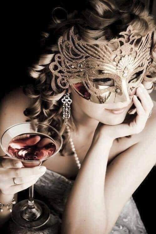 Carnevale,
un giorno sempre triste per me che amo la quiete e il silenzio.

        ~ Edmondo De Amicis 

#UnBalloInMaschera a #SalaLettura