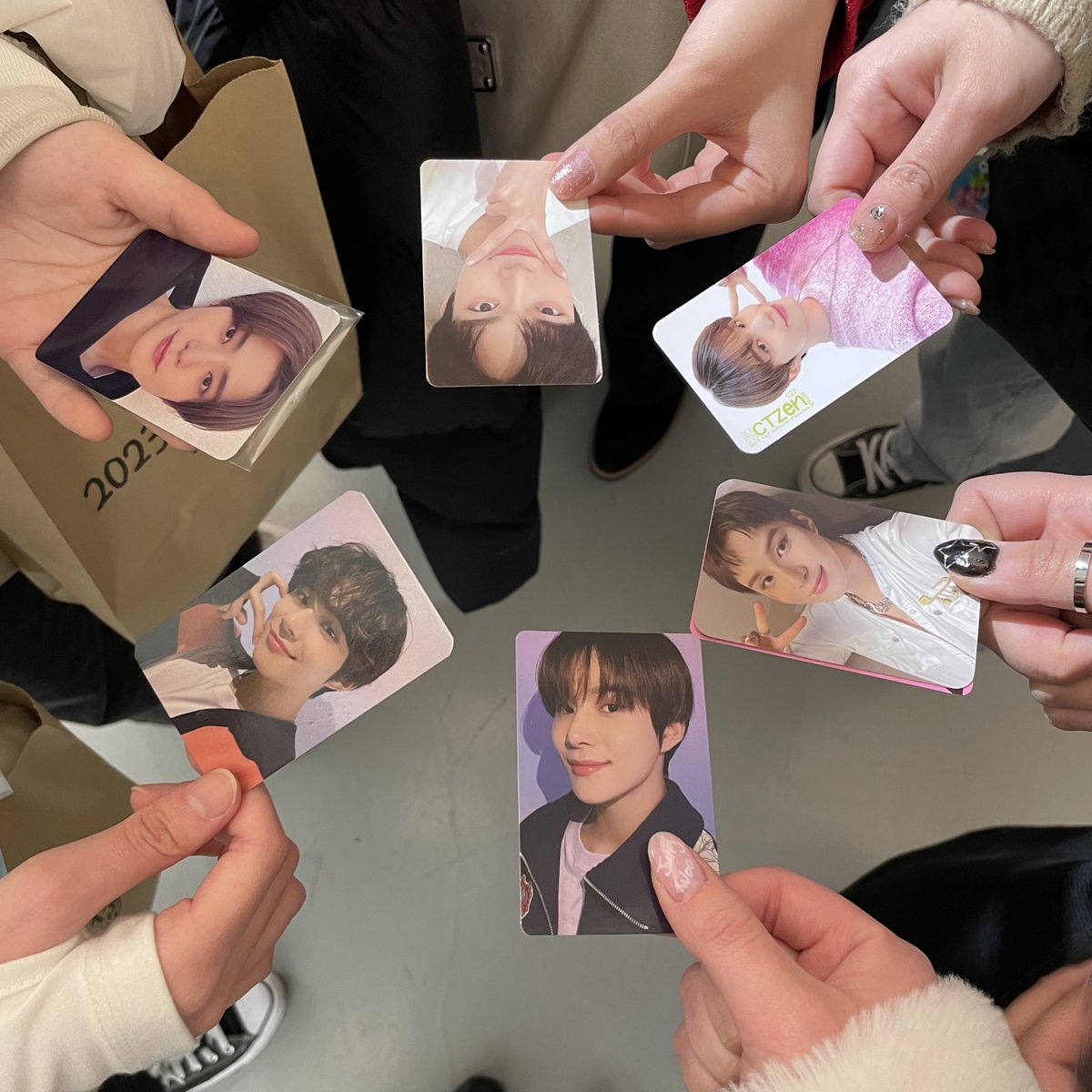 전시회에서 만난 친구들 💚

@jjungpupu <a href="/dydy00000n/">ブルーベリー</a> <a href="/namin_9_3/">ナミン</a>