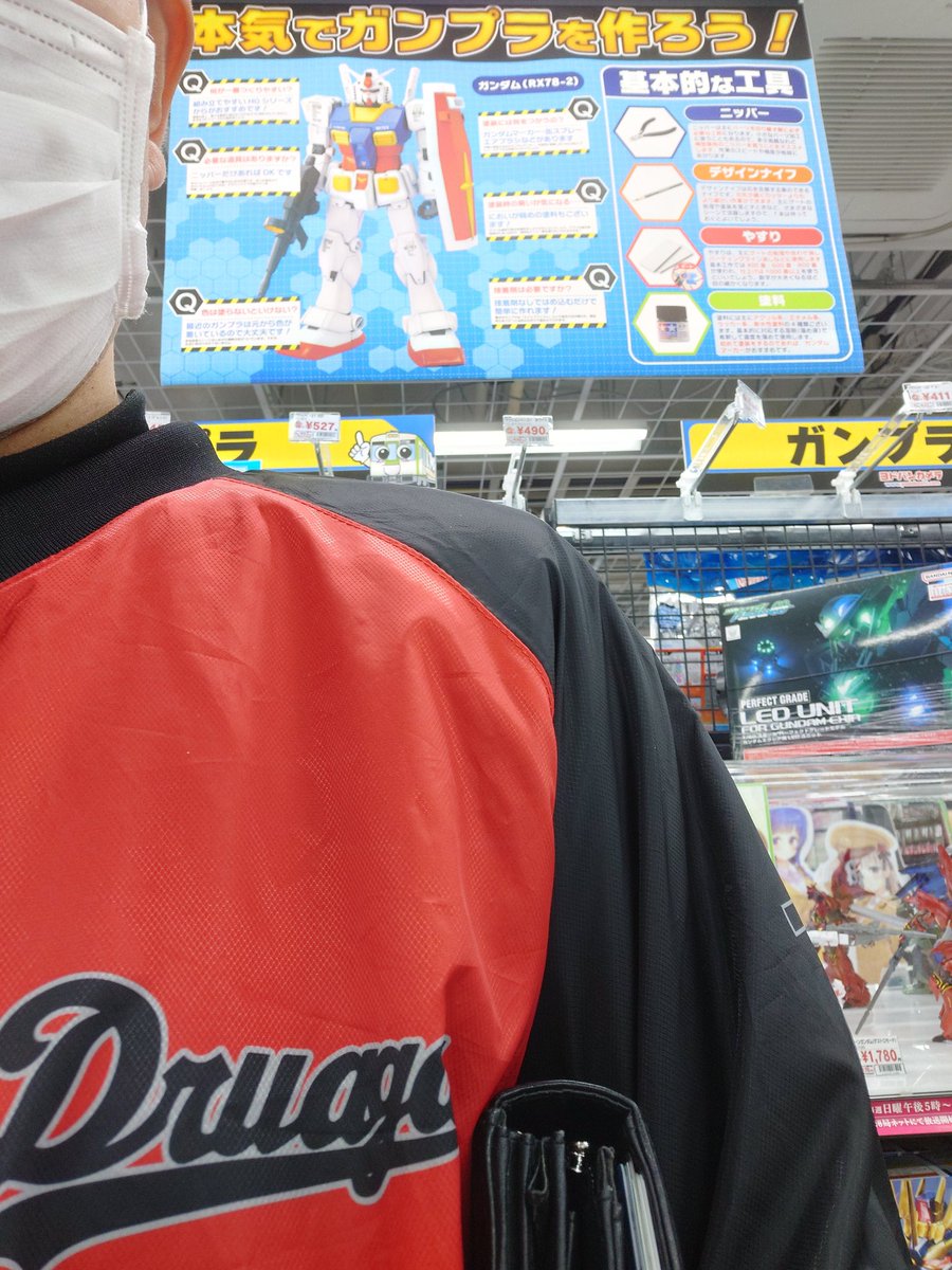 Druaga2018's tweet photo. 練習終了。
やりたい練習に合わせて点々と。
バッセンは当然として、屋内で守備練習出来る場所があるとは！！
が、点々と移動し過ぎて告知が間に合わず、野球女子を寺岡に置いてけぼりにしてしまったのは割腹もの…来世ブラッドピットに生まれ変わったら求婚しますのでお許しを…。

ヨドバシ楽しい。 https://t.co/2KWxJB5HC6