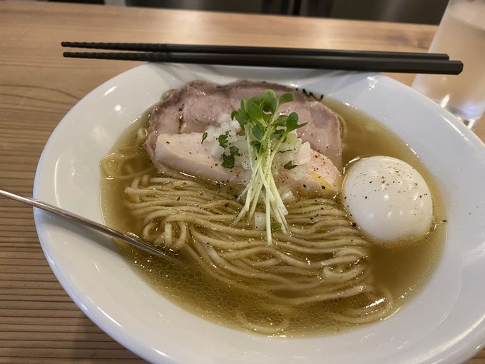 近くにできた塩ラーメン屋さんが最近お気に入り。
上品あっさりなのにしっかり味のスープでうまい 