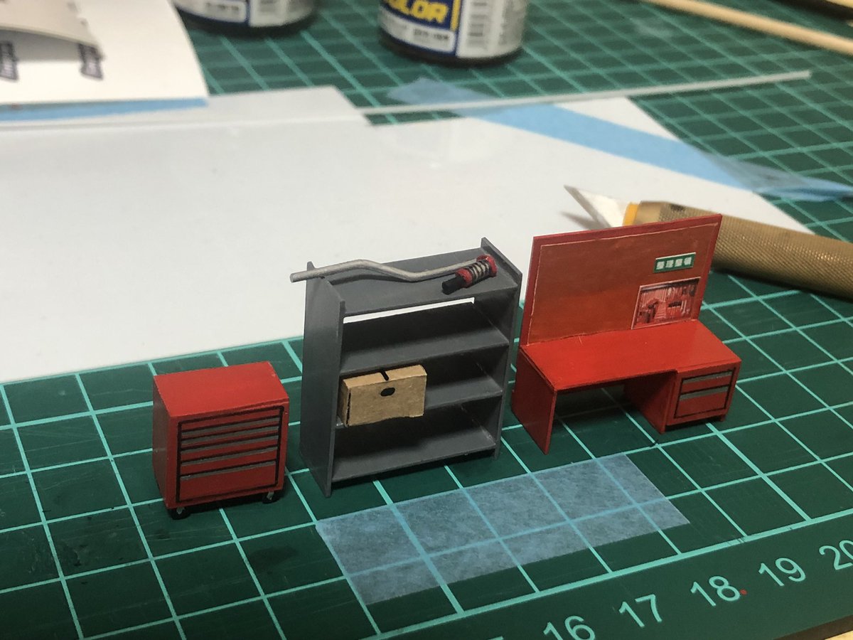 64Remake's tweet photo. #ミニカーカスタム
 #ミニカー改造
 #自作ガレージ制作中
 
ガレージの小物追加で制作してみました😁
キャビネット工具・棚・作業台を1から作って
色塗りしてそれっぽくなったかな？？w https://t.co/lDrbn7w8xH