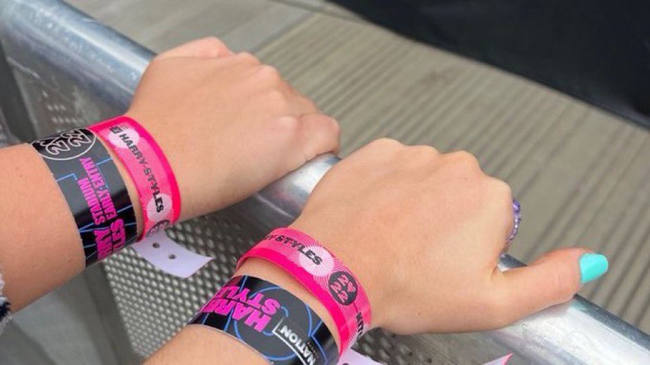 hslotaustralia's tweet photo. retweet for good luck / barricade at hslot australia + nz !  🤍 https://t.co/q50MqPQCBG