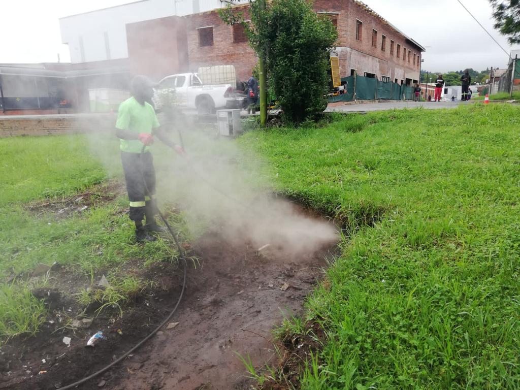MayorPappas's tweet photo. Working in the Howick CBD today. Some of these drains have been left for years without servicing. 

Water destroys our roads. Before we can get the roads right we must look at the storm water systems. https://t.co/MYmQkH2jkF