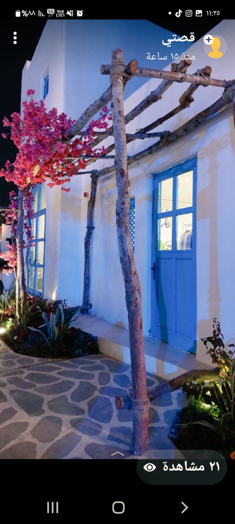 كلمة (جميل )  غير معقده .
بساطة العناصر وتوزيعها الصحيح هي الاهم .

W.S