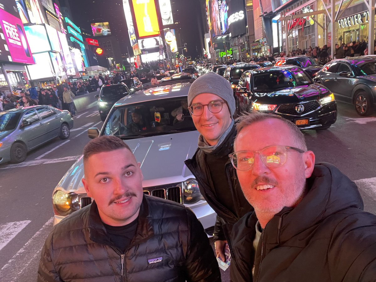BrettPottsAU's tweet image. Just another chilly evening in NYC with these two #TimesSquare #nyc #stoppingtraffic