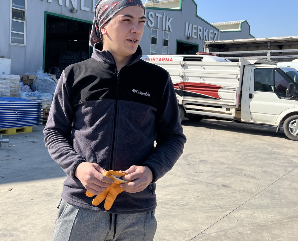 Yolda tanıdığım en garip gençlerden biri İlkay. Deprem olunca iş yerine “ben deprem bölgesine gidiyorum.” diye mesaj atıp buraya gelmiş. Sonra “gelmezsen çıkaracağız, tazminatın yanacak.” demişler ama dönmüyor. 

Aklıma gençlere dair söylenenler geldi. “Her şeyleri para, çalışmak
