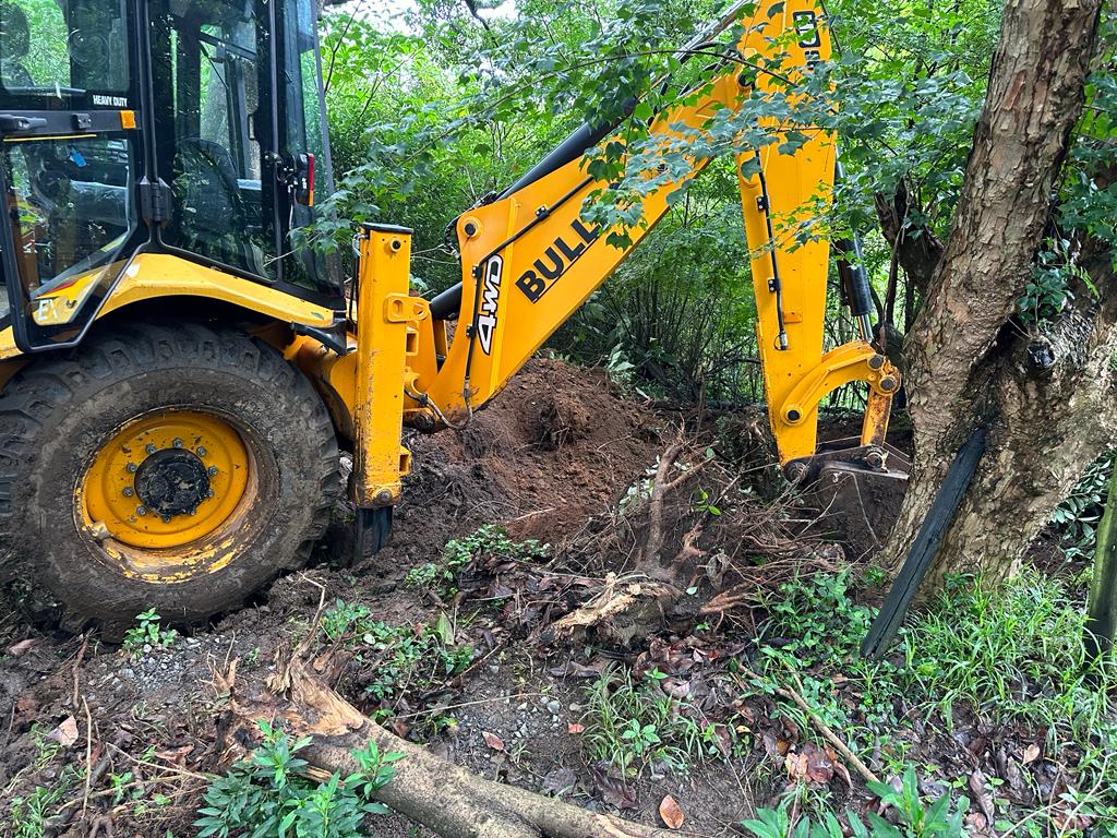 MayorPappas's tweet photo. The bottom of Essex Road has become blocked leading to a back of of the entire storm backend system. 

Teams have been put to try and clear the blockage https://t.co/MwfoeJX9Ys