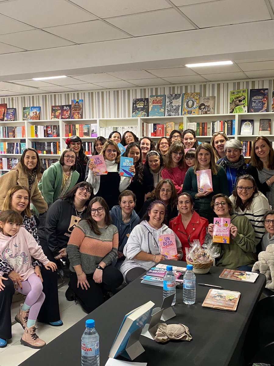 adictasromantic's tweet photo. Tarde genial la de ayer en el @cafelitvlc con @ElenaMontagud y @LasHermanastras 🙌🏻 https://t.co/bKfvL4kPsU