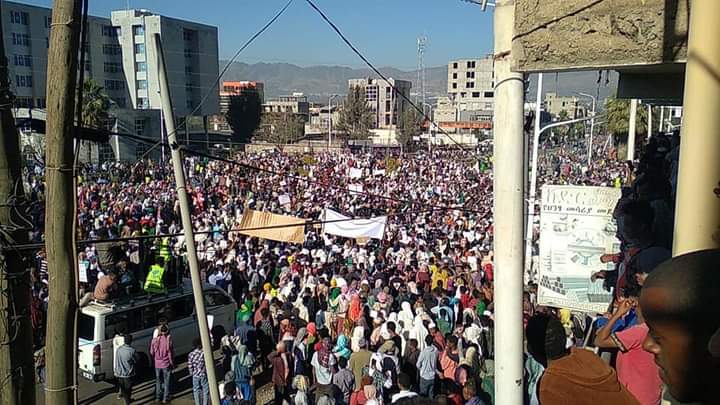 MuhammadAwel6's tweet photo. #ኮምቦልቻ 
የተቃ^ውሞ ሰላማዊ ሰልፋ
ፌዴራ�� መጅሊስ ለባለቤቱ ይመለስ ‼
ዉሀ^ብያ ሙስሊሞችን አይወክልም ‼ https://t.co/yPw2G7J4AL
