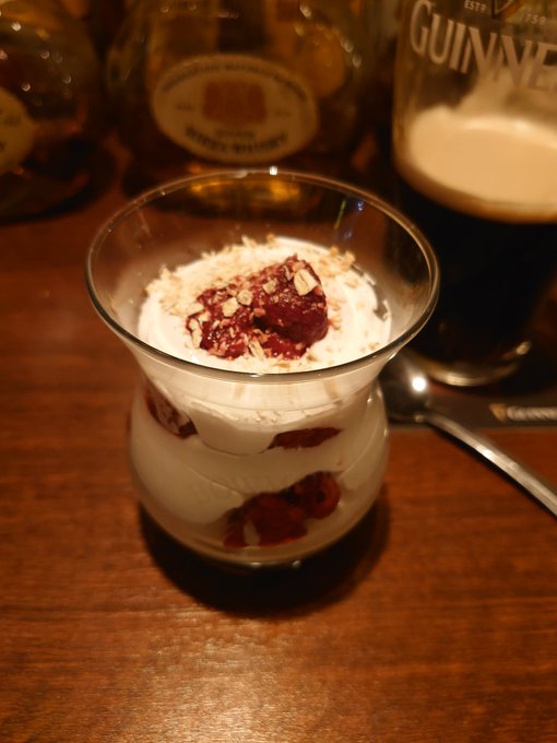 シメは初めていただくクラナハン…お酒(ボウモア12年)のよぉ浸みこんだ甘さ控えめの生クリームにアクセントのラスベリーの甘酸っぱさとフライパンで炒られたオートミールのカリッとした食感が相まってちゃんと甘いけど大人のデザートな味わいでもろ好みのツボに入りましたわ～(*'ω`*)ンマンマ! 