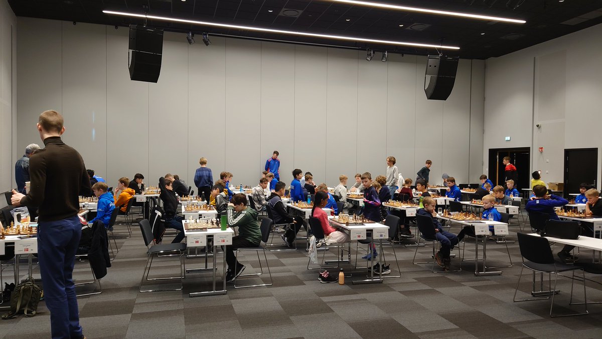 Siste dag av Nordisk Mesterskap for ungdom i dag. 60 spillere fra 6 forskjellige nasjoner samlet på Thon Hotel Airport. Spenningen er påtagelig og jeg fryder meg over fokuset og spillegleden! -Kristine