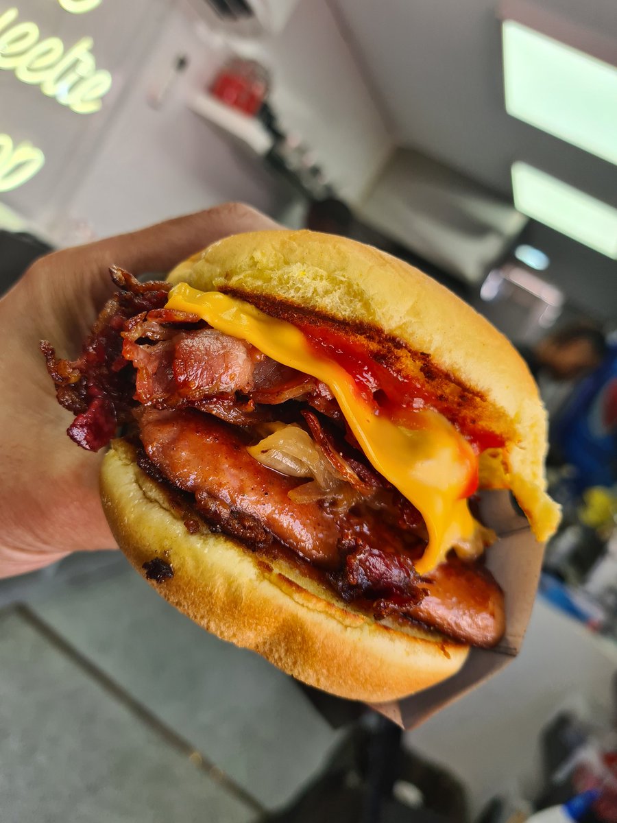 DubaiNameShame's tweet photo. Now thats what I call a breakfast bun
Sausages
Beef bacon
Cheese
Saute onions
Ketchup https://t.co/zFDsg8sJgO