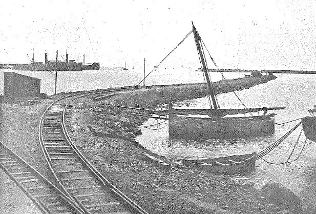 portcastello's tweet photo. 📷 #EnBlancoyNegro 📷
Dique Transversal en construcción. 1924
En la imagen se observa la vía férrea desplegada para transportar las escolleras que, procedentes de la Cantera de Les Serretes, se emplearon en la construcción.      
.
.
.
#PuertodeCastellon #PortCastello #archivo https://t.co/rXuDm79cy2