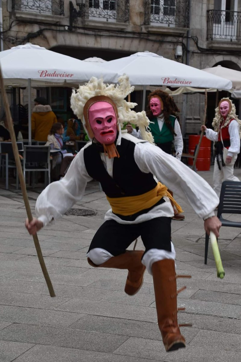 Hoxe domingo será a segunda xornada de saídas do #merdeiro, a figura tradicional do #Entroido de #Vigo, polas rúas da zona vella da cidade. Poderedes gozar con nós durante unhas horas pola mañá e logo pola tarde. Vente ou tes medo? 😁🎭