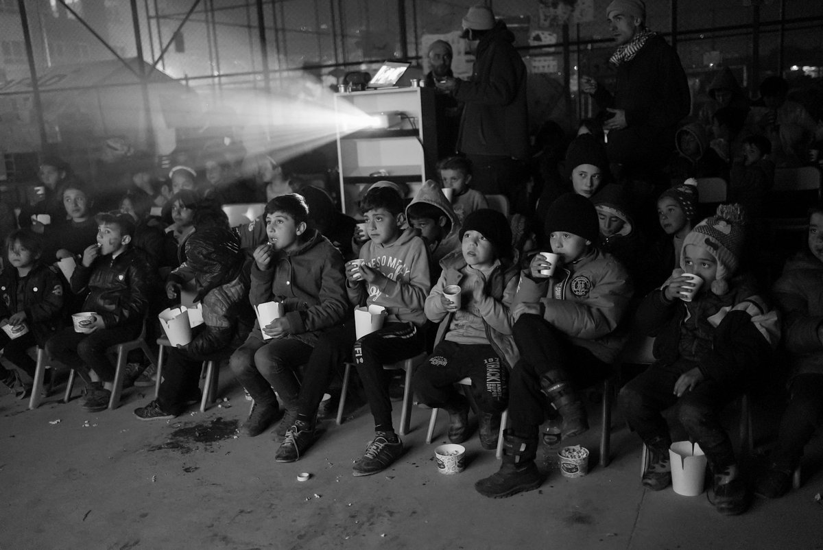 altyazidergisi's tweet photo. Belgeselci Kazım Kızıl, İstanbul'da yaşayan bir grup genç sanatçının oluşturduğu ekibin Maraş'ta film gösterimleri gerçekleştirdiğini bildirirken, Diyarbakır Kumrucuk İlkokulu hocası Hasan Kartal da çadır kentlerinde kurdukları "Umut Sineması"ndan fotoğraflar paylaştı. https://t.co/20CkpKg0JB