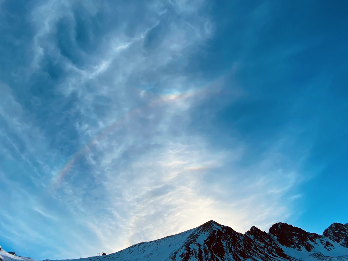 Nicomancifesta's tweet photo. Bon dia desde @grandvalira, ens llevem amb un doble Halo Solar com a regalet de bon mati 😍 https://t.co/zeM2Du0uzM