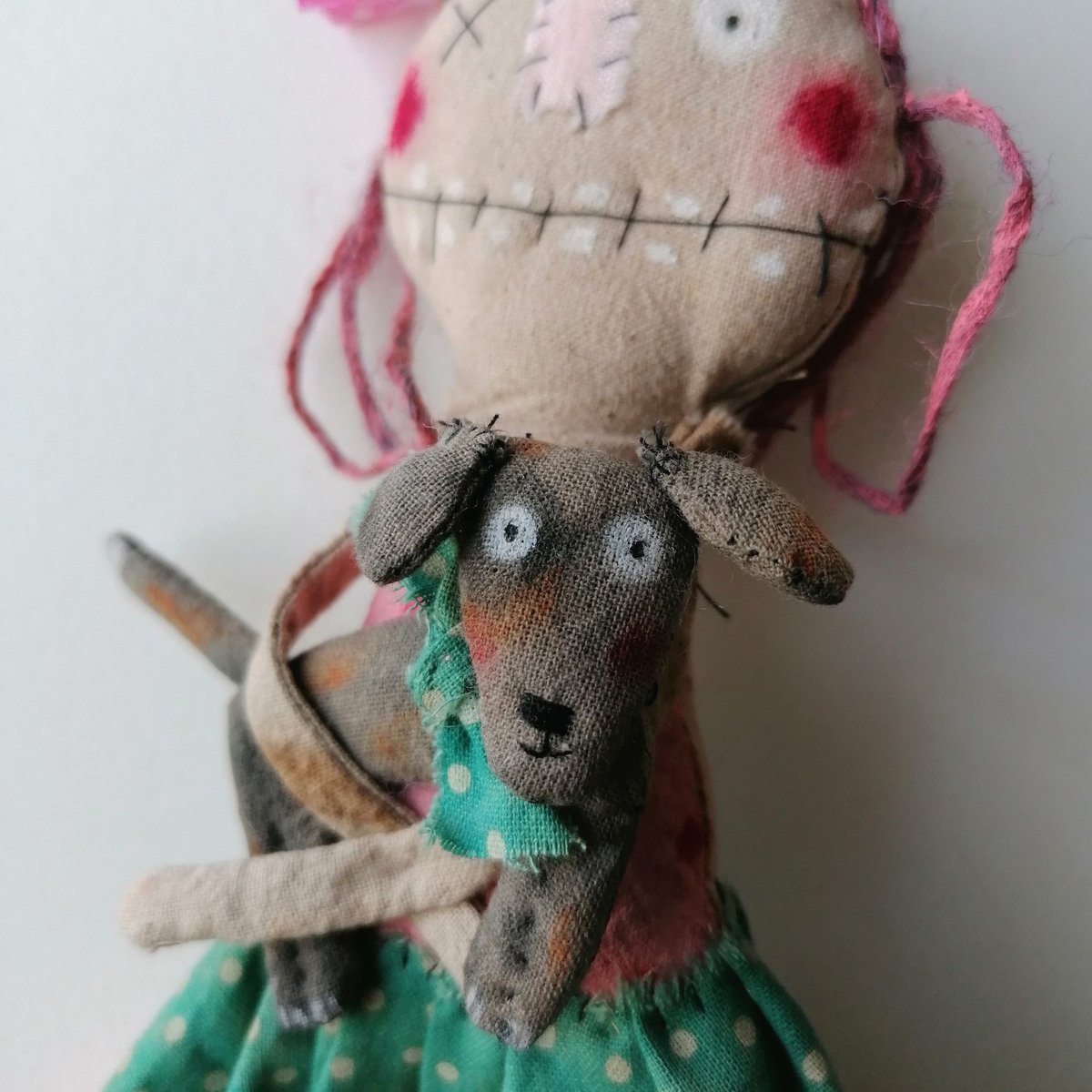 Good morning #UKGiftAM #UKGiftHour 😊
I loved making this cute little puppy as a furry friend for my crazy pink character 💕🐶
My work is inspired by folk art and is absolutely designed to look weird and imperfect 🙂🙃

Littlebirdofparadise.bigcartel.com/product/turquo…

#craftbizparty #MHHSBD