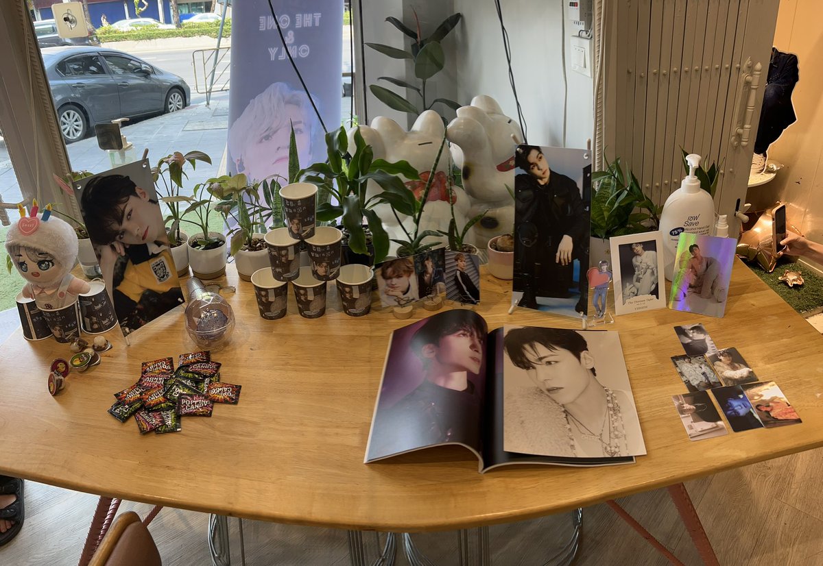 wish2thebest's tweet photo. ขอบคุณที่จัดเฟ่น่ารักๆแบบนี้นะคะ เลือกคาเฟ่ได้น่ารักมากๆ อาหารอร่อย มุมถ่ายรูปเยอะ และบี๋หล่อมาก 🥰 ประทับใจมากค่า 💖💖💖 #TheVernOnlyOne https://t.co/XcAIFxqrsj